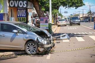 Parte frontal do Honda Civic ficou destruída após colisão. (Foto: Henrique Kawaminami)