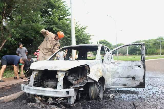 Carro de motorista de aplicativo &eacute; destru&iacute;do por fogo