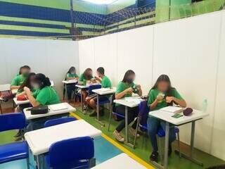 Alunos durante aula no Ginásio Municipal, que recebeu divisórias temporárias. (Foto: Reprodução/Facebook)