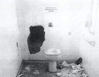 Para acessar cofre, criminosos abriram buraco na parede de banheiro (Foto: Reprodução)