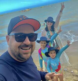 Vander e Katy curtindo as férias com as filhas na Bahia. (Foto: Arquivo Pessoal)
