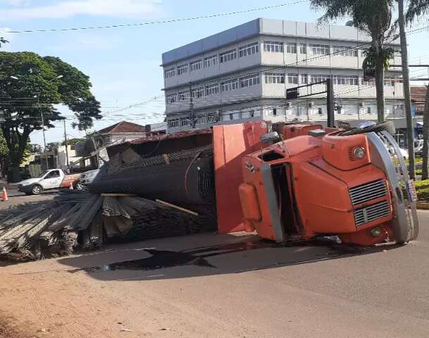 Carreta carregada com ferro tomba em curva e bloqueia tr&acirc;nsito na fronteira
