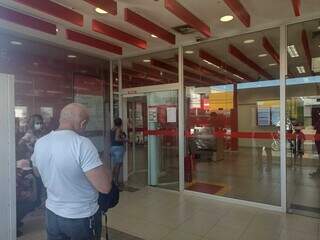 Pessoas esperando do lado de fora do Banco Santander (Foto: Direto das Ruas)