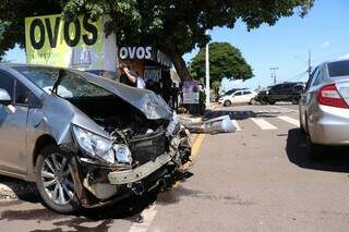 Honda Civic foi atingido pela viatura no acidente. (Foto: Henrique Kawaminami)