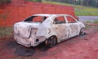 Cobalt encontrado incendiado após atentado ao casal. (Foto: Umuarama News)