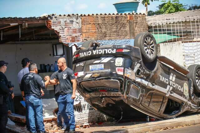 Condutor n&atilde;o ouve sirene e viatura da Pol&iacute;cia Civil capota na rua Brilhante