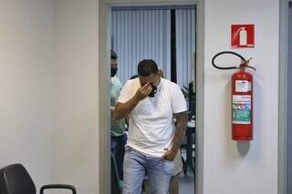 Carlos Hugo Naranjo Alvarez, 32, chorou bastante ao relembrar acidente fatal (Foto: Paulo Francis)