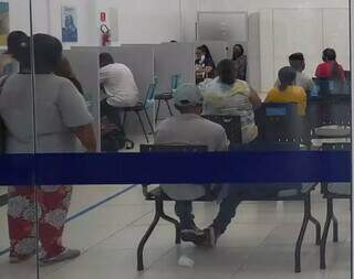 Clientes aguardando por atendimento no Banco Mercantil do Brasil (Foto: Direto das Ruas)