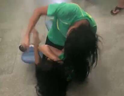 Virou rotina: alunas são filmadas brigando em corredor de escola estadual