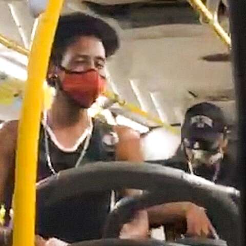 Em ônibus, MC’s criam rimas com passageiros e mostram força do rap