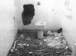 Bandidos quebraram parede de banheiro para ter acesso ao cofre. (Foto: Reprodução)