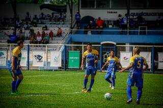 Atletas batem bola no gramado do estádio Noroeste, em Aquidauana (Foto: Edson Ribeiro)