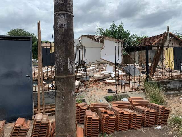 Muro de pr&eacute;dio em demoli&ccedil;&atilde;o desaba sobre pedreiro no Taquarussu
