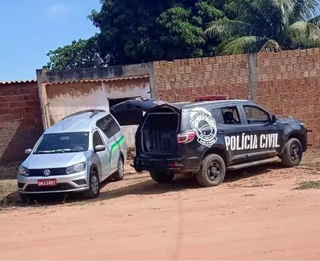 Funerária e Polícia Civil no local onde mulher foi encontrada morta. (Divulgação)