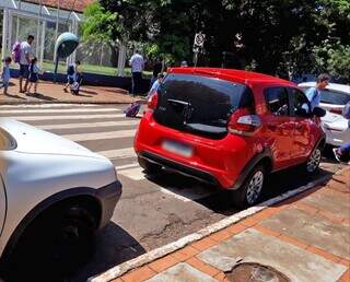 Flagrante de Fiat Uno estacionado na faixa de pedestre da escola. (Foto: Direto da Ruas)