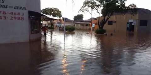Prefeitura decreta emergência e vai ressarcir prejudicados por enchente