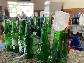 Cascos de bebidas recebem guardanapo com número das mesas. (Foto: Lucimar Couto)