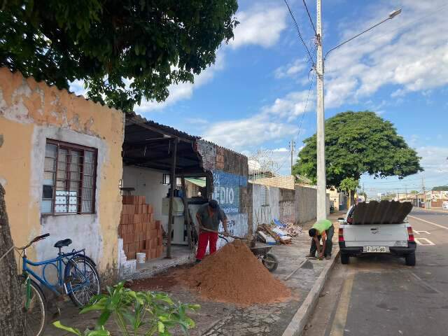 Ap&oacute;s susto, pedreiros levantam muro atingido por viatura que capotou