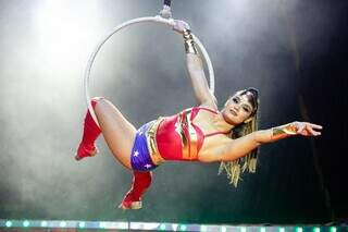 Mulher Maravilha nas alturas é apenas uma das atrações inéditas do circo. (Foto: Divulgação)