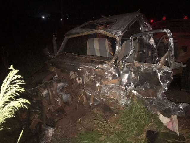 Motorista fica em estado grave ap&oacute;s bater caminhonete de frente com caminh&atilde;o 