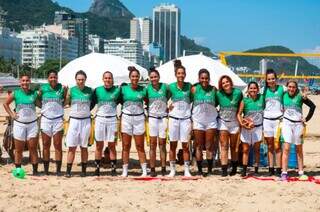 Equipe feminina de Campo Grande posa para foto antes de treinar na areia. (Foto: Fundesporte/Divulgação)