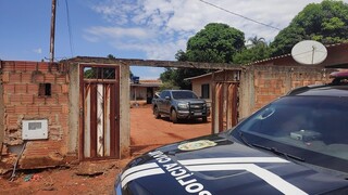 Casa do autor onde a polícia encontrou três motocicletas, duas delas com registro de furto. (Divulgação)