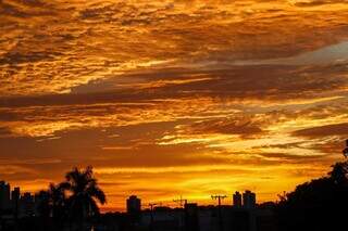 Céu visto da Avenida Fabio Zahran, em Campo Grande. (Foto: Henrique Kawaminami)