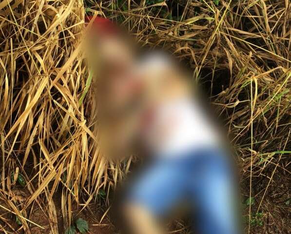 Com as m&atilde;os amarradas, homem &eacute; executado em estrada na fronteira