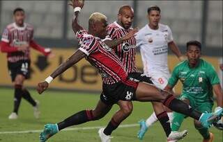 Disputa de bola durante a partida desta noite. (Foto: Rubens Chiri/Saopaulofc.net)