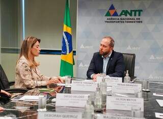 Senadora Soraya Thronicke (União-MS) em reunião com Rafael Vitale, diretor-geral da Agência Nacional de Transportes Terrestres. (Foto: Divulgação)