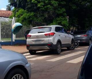 Carro estacionado na faixa de pedestre da escola na manhã de hoje. (Foto: Direto das Ruas)