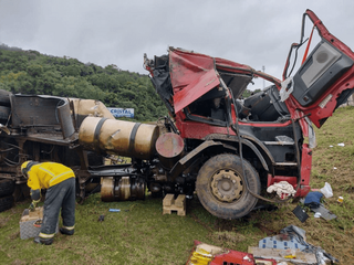 Caminhão com placa de Dourados que tombou em SC e matou motorista (Foto: Divulgação/Bombeiros)