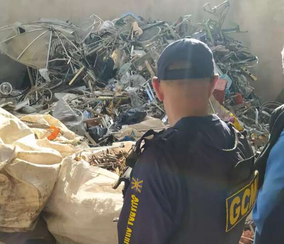 Dono de ferro-velho acusa funcion&aacute;rio do Reviva de vender materiais de obras