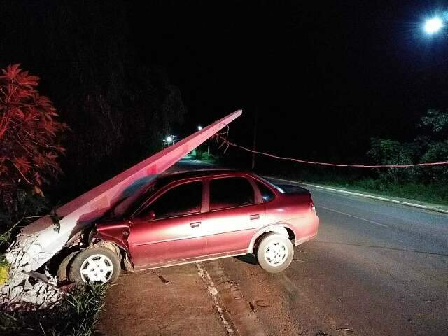 Motorista perde controle de Corsa e derruba poste de ilumina&ccedil;&atilde;o sobre o ve&iacute;culo