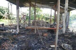 Barracão foi destruído pelo fogo na manhã de hoje. (Foto: Kísie Ainoã)