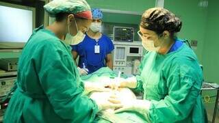 Cirurgia sendo realizada em hospital de Campo Grande (Foto: Sesau)