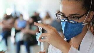 Profissional de saúde prepara dose da vacina contra gripe para aplicação. (Foto: Divulgação)
