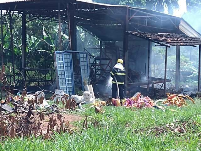 Fogo em escola de samba destr&oacute;i 70% de material que seria utilizado no Carnaval 