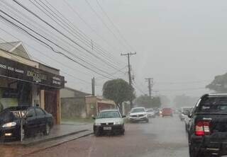 Chuva forte na tarde desta sexta-feira em Dourados. (Foto: Helio de Freitas)