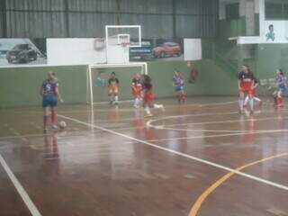 Bola rolando em jogo da Copa Pelezinho de Futsal Feminino (Foto: Divulgação)