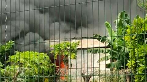 Incêndio destrói barracão da Escola de Samba Unidos do Aero Rancho 