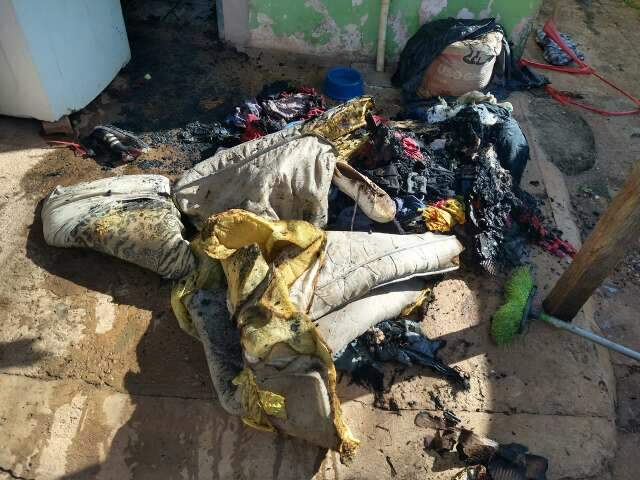 Casa &eacute; incendiada na Avenida Capibaripe e suspeita &eacute; de a&ccedil;&atilde;o criminosa 