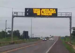 Painel eletrônico em rodovia com mensagem sobre segurança no trabalho. (Divulgação)