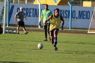 Jogador do Costa Rica durante treino com bola (Foto: Divulgação)