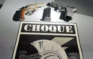 Armas possivelmente usadas no crime foram localizadas e apreendidas pelo Choque. (Foto: Divulgação)