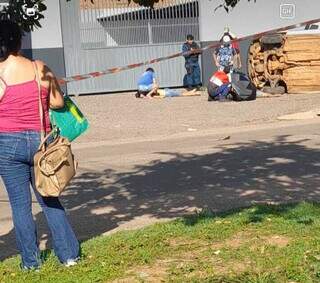 Vizinhos tentaram socorrer tia e sobrinho depois do atentado. (Foto: Direto das Ruas)