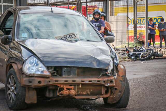 Manicure &quot;n&atilde;o v&ecirc;&quot; sem&aacute;foro e atinge motociclista 