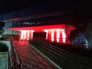 Prédio da Câmara Municipal iluminado em referência ao tema da audiência pública (Foto: Divulgação)