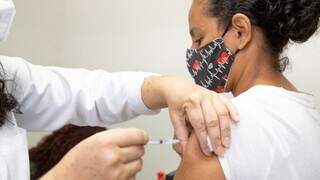 Mulher recebe dose de vacina em unidade de saúde da Capital. (Foto: Divulgação)