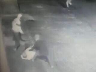 Comerciante &eacute; assaltado por trio que atira e foge levando caminhonete